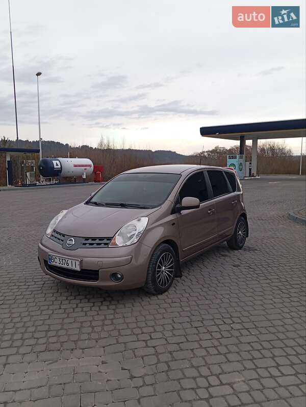 Хэтчбек Nissan Note 2007 в 