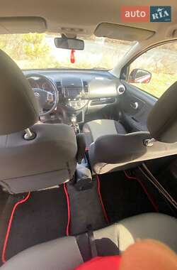 Хэтчбек Nissan Note 2011 в 