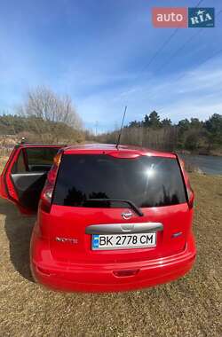 Хэтчбек Nissan Note 2011 в 