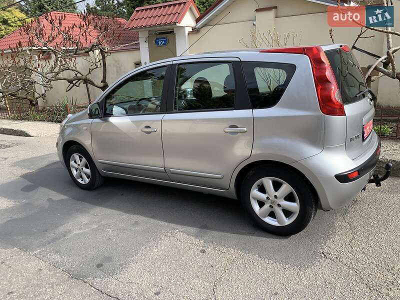 Хэтчбек Nissan Note 2007 в 