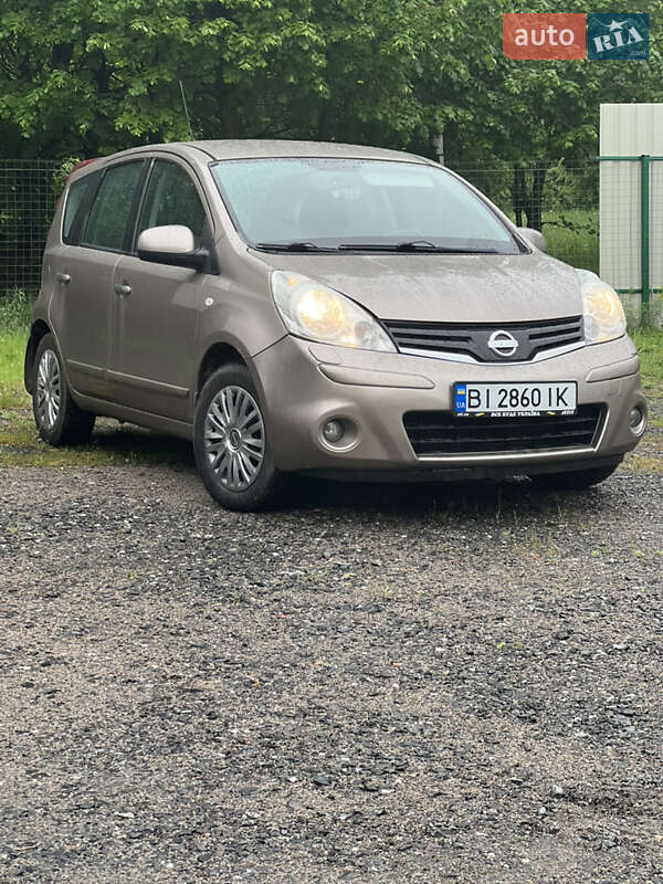 Хэтчбек Nissan Note 2011 в 