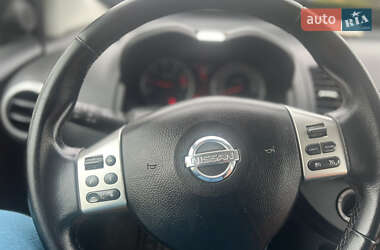 Хэтчбек Nissan Note 2011 в 