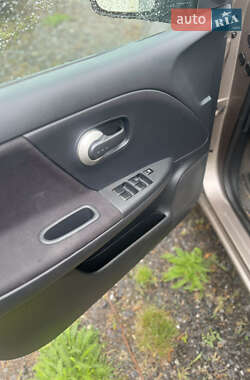 Хэтчбек Nissan Note 2011 в 