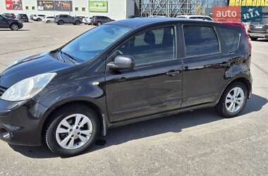 Хэтчбек Nissan Note 2010 в 