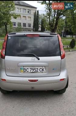 Хэтчбек Nissan Note 2011 в 