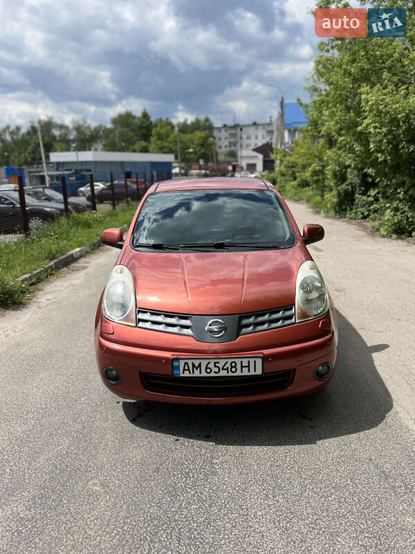 Хэтчбек Nissan Note 2007 в 