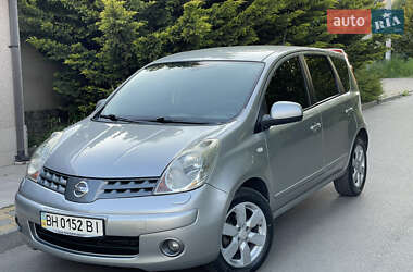 Хэтчбек Nissan Note 2009 в 