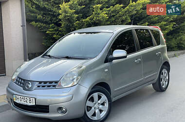 Хэтчбек Nissan Note 2009 в 
