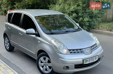 Хэтчбек Nissan Note 2009 в 