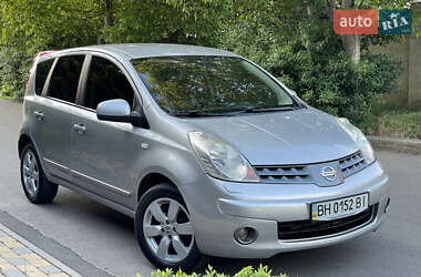 Хэтчбек Nissan Note 2009 в 