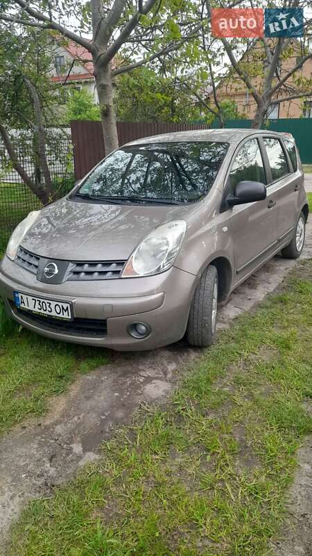 Хэтчбек Nissan Note 2009 в 