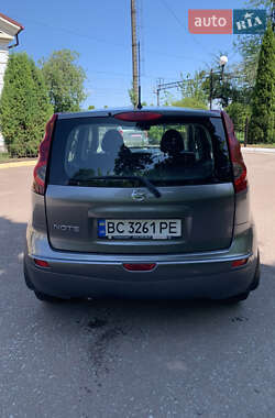 Хэтчбек Nissan Note 2012 в 