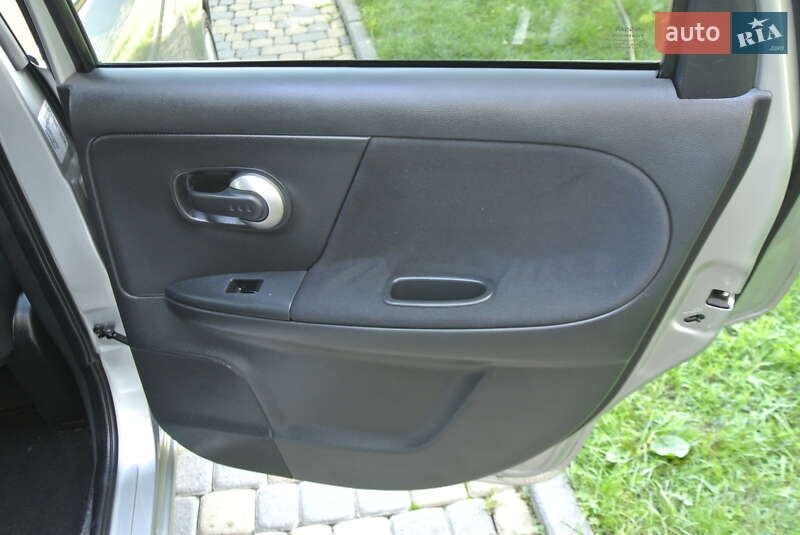 Хэтчбек Nissan Note 2009 в Черновцах