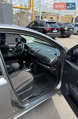 Хэтчбек Nissan Note 2011 в 