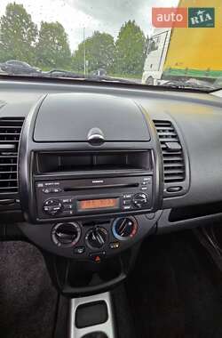 Хэтчбек Nissan Note 2010 в 