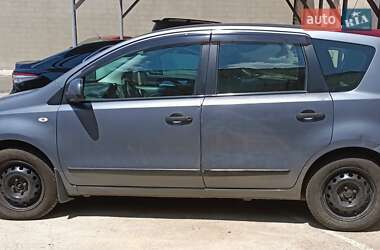Хэтчбек Nissan Note 2010 в 
