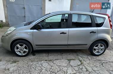 Хэтчбек Nissan Note 2009 в 