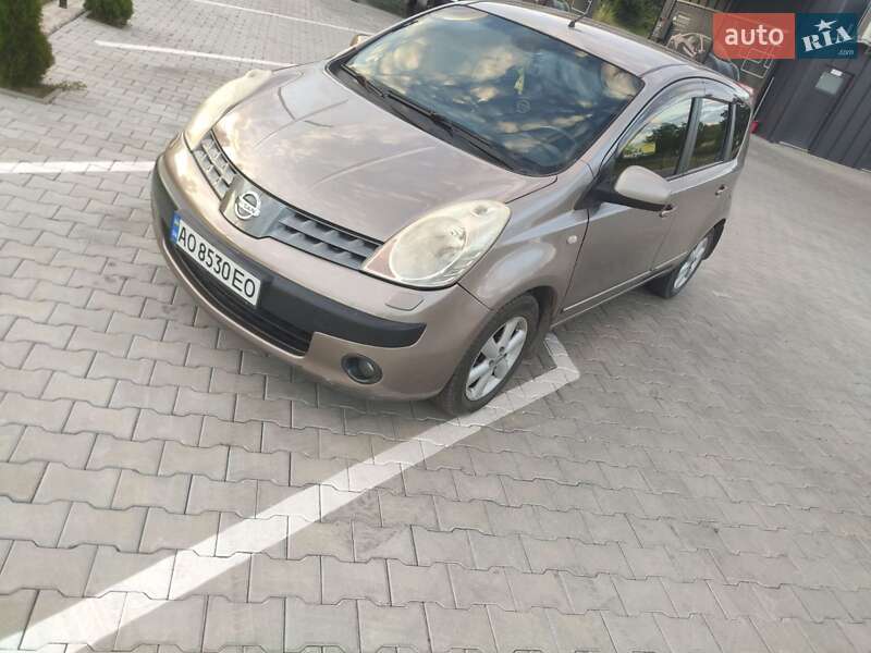 Хэтчбек Nissan Note 2006 в 