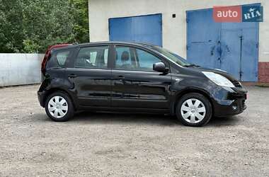 Хэтчбек Nissan Note 2010 в 