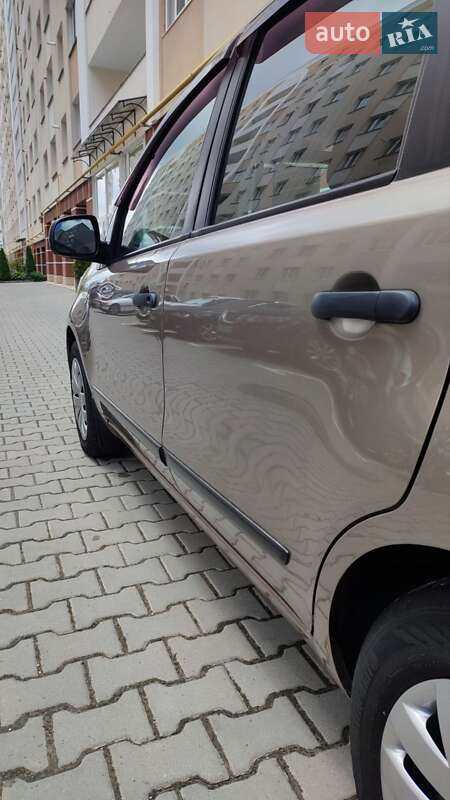 Хэтчбек Nissan Note 2012 в Хмельницком