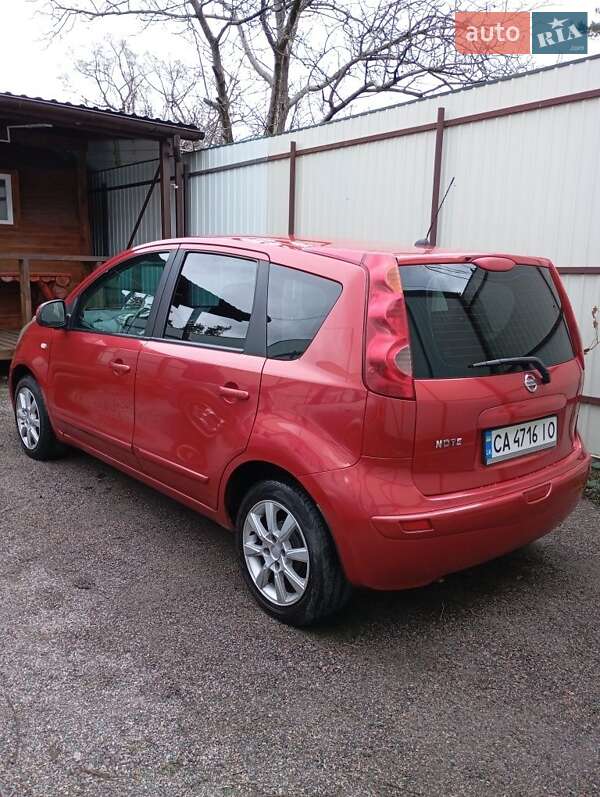 Хэтчбек Nissan Note 2007 в 