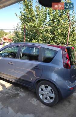 Хэтчбек Nissan Note 2011 в 