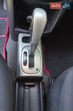 Хэтчбек Nissan Note 2011 в 