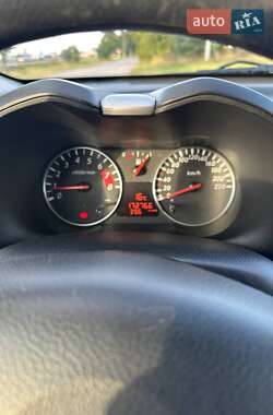 Хэтчбек Nissan Note 2011 в 