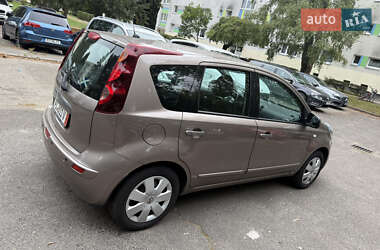 Хэтчбек Nissan Note 2011 в 