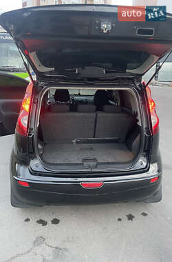 Хэтчбек Nissan Note 2009 в 