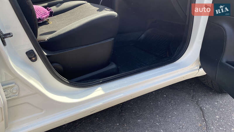 Хэтчбек Nissan Note 2010 в Сокале