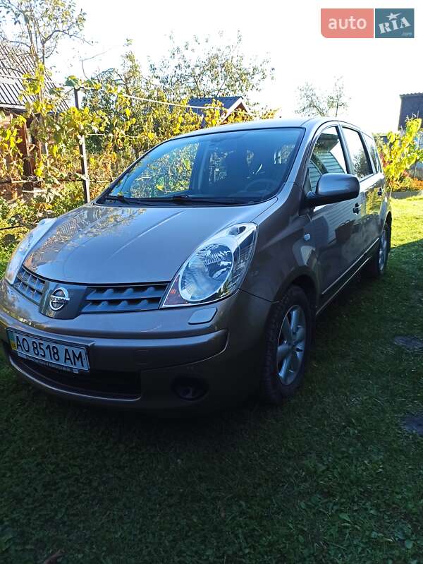 Хэтчбек Nissan Note 2008 в 