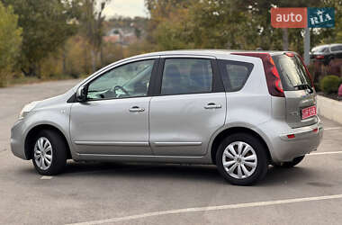 Хэтчбек Nissan Note 2010 в 