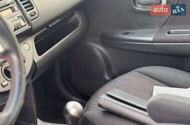 Хэтчбек Nissan Note 2010 в 
