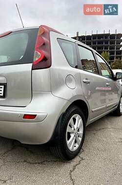 Хэтчбек Nissan Note 2010 в 