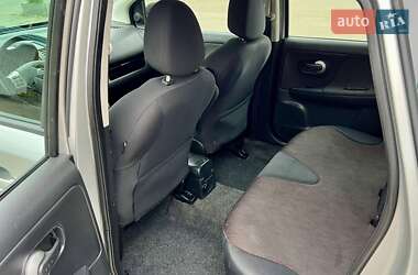 Хэтчбек Nissan Note 2010 в 