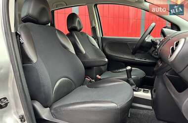 Хетчбек Nissan Note 2013 в  фото 12 Хетчбек Nissan Note 2013 в