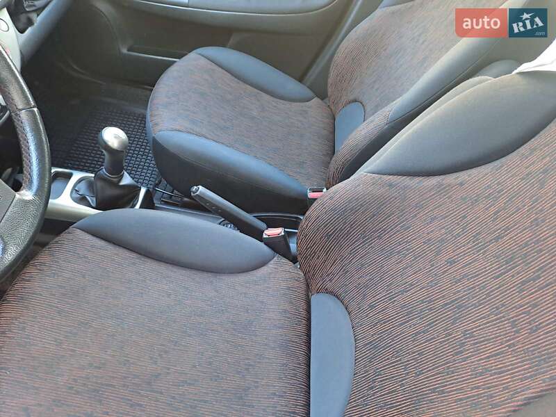 Хэтчбек Nissan Note 2009 в Решетиловке