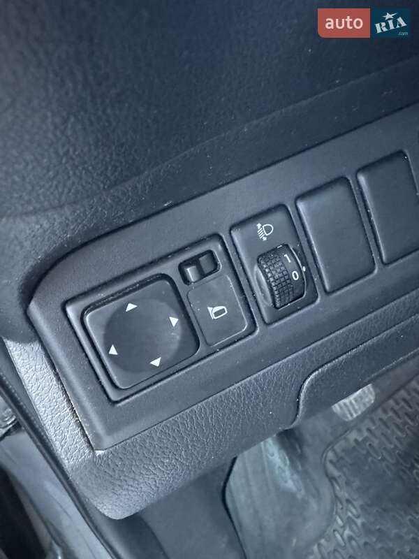 Хэтчбек Nissan Note 2006 в Полтаве