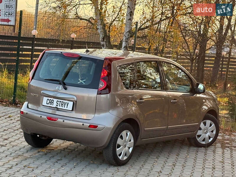 Хэтчбек Nissan Note 2011 в Стрые