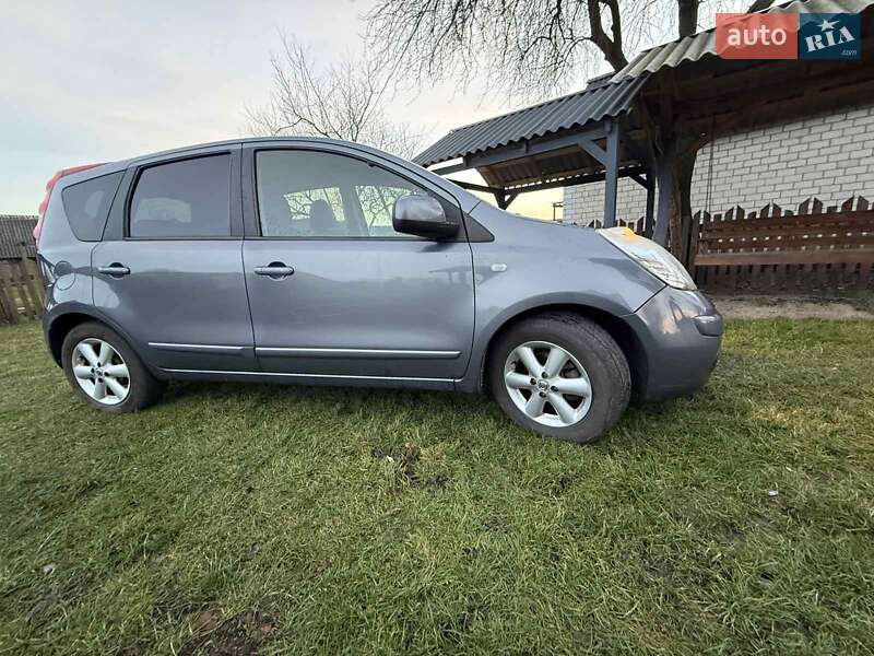 Хэтчбек Nissan Note 2009 в Дубровице