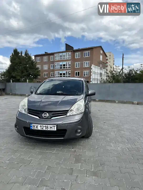 2012 Nissan Note, VIN SJNFDAE11U2189168:plate — фото 1 (autoria)