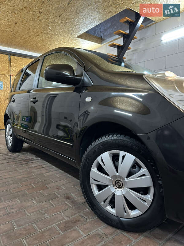 Хэтчбек Nissan Note 2008 в Хороле