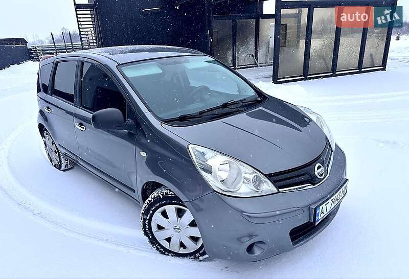 2011 Nissan Note, VIN SJNFAAE11U2111563:plate — zdjęcie 1 (autoria)