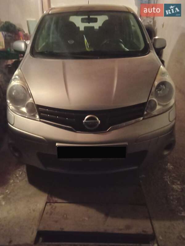 2011 Nissan Note, VIN SJNFAAE11U2147836:plate — фото 1 (autoria)