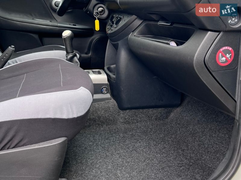 Хетчбек Nissan Note 2012 в Святопетрівське