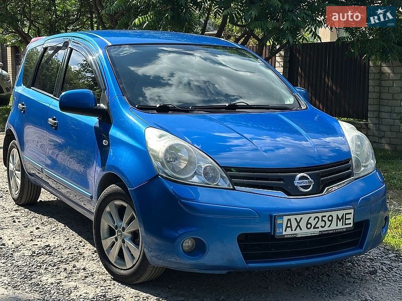 2011 Nissan Note, VIN SJNFAAE11U2137985:plate — фото 1 (autoria)