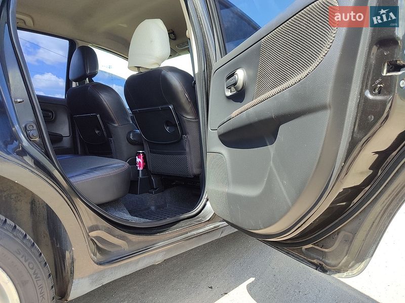 Хэтчбек Nissan Note 2007 в Вишневом