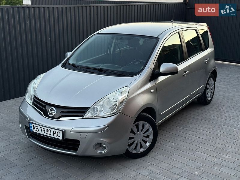 2009 Nissan Note, VIN SJNFAAE11U2007777:plate — фото 1 (autoria)