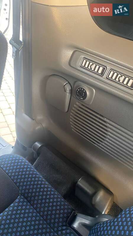 Мінівен Nissan NV200 2011 в Мукачевому